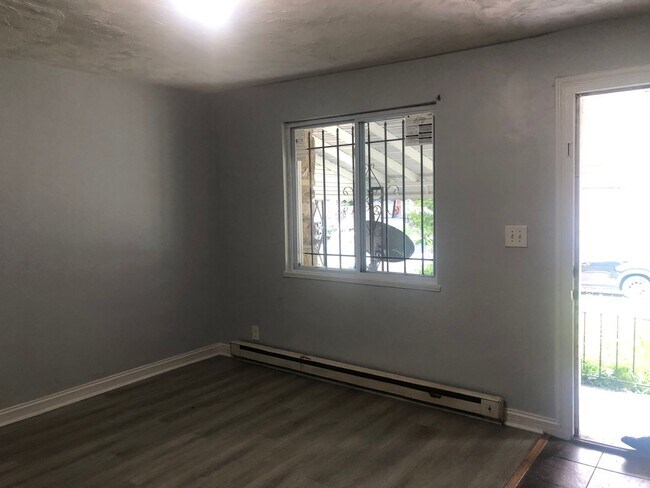 Building Photo - Charming 3-bedroom, 1-bathroom home locate...