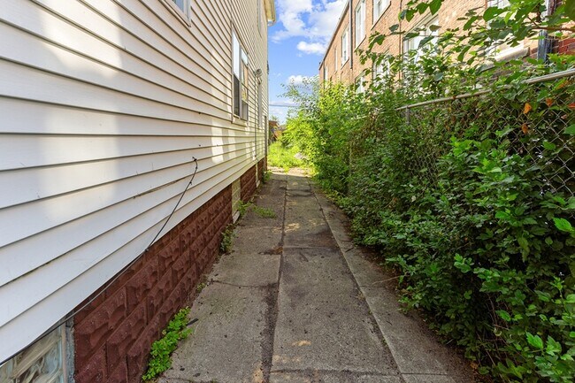 Building Photo - 2045 Clements St