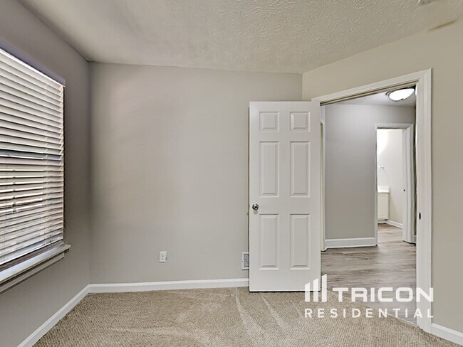 Building Photo - 2487 Archwood Way