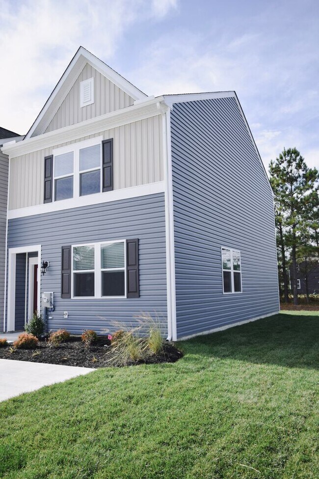 Building Photo - Stunning Brand New End Townhome