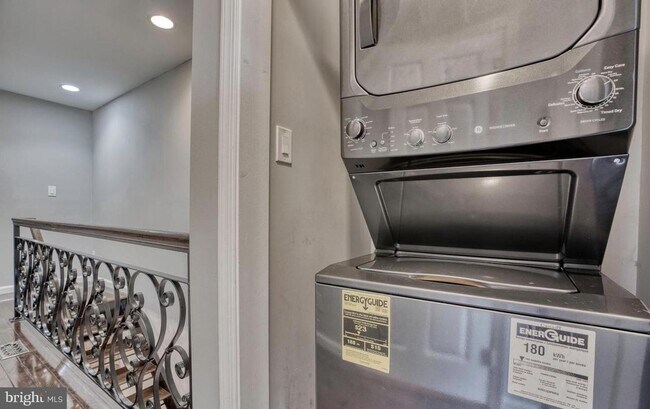 Building Photo - Amazingly renovated 3bd 2.5bth rarely avai...