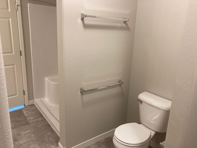 Building Photo - 4 Bed 3 Bath Twin Home