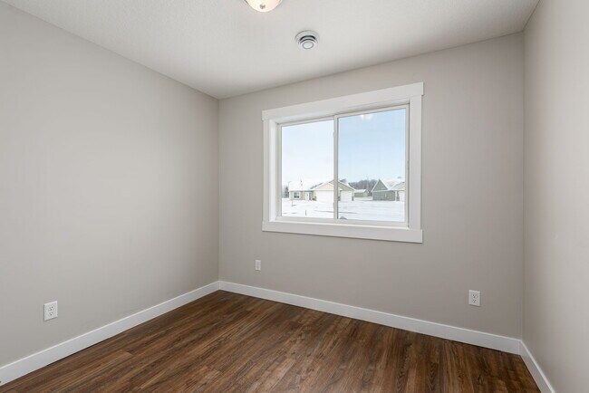 Building Photo - 102 7th Ave NW