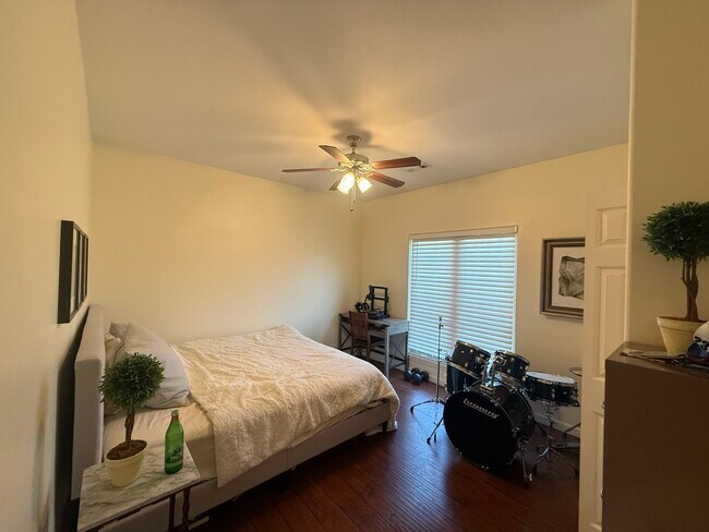 Building Photo - 300 SW Bordeaux Ct