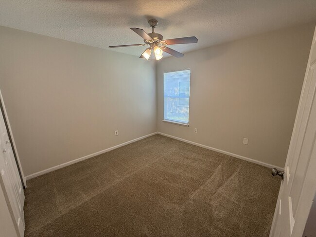 Building Photo - 5550 Oak Crossing Dr