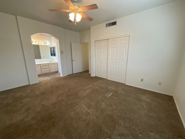 Building Photo - Great eastside location on cul-de-sac lock...