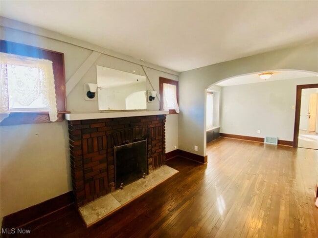 Building Photo - 2420 E Market St