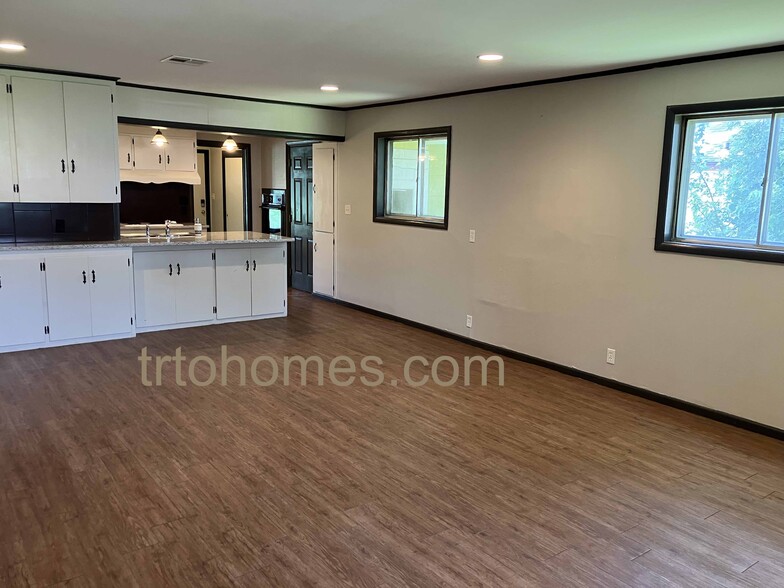 Building Photo - 1507 s indianapolis ave