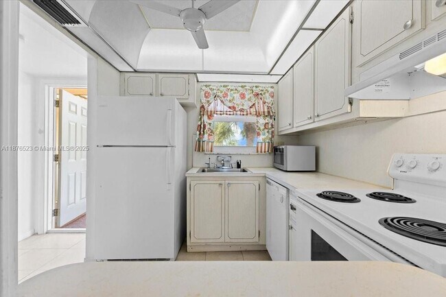 Building Photo - 8345 Sunrise Lakes Blvd