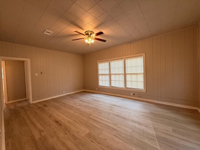 Building Photo - 603 College St