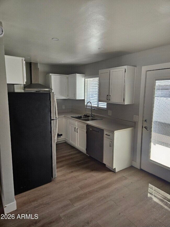 Building Photo - 521 W Maryland Ave