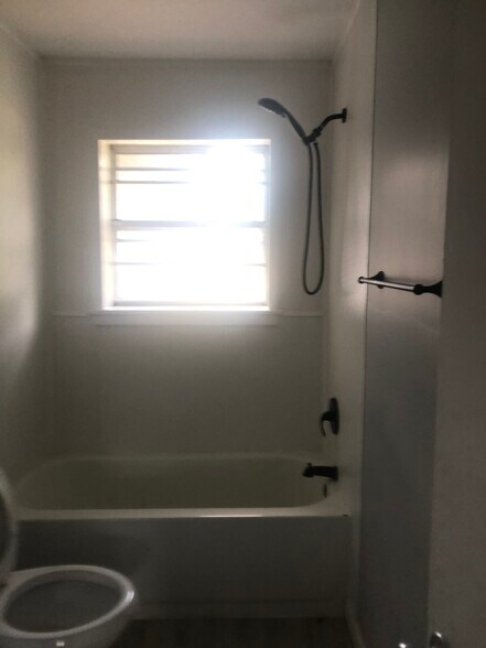 Primary Photo - 185 College Ave