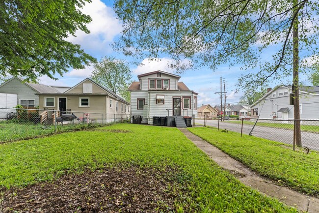 Building Photo - Welcome home to this Westend Beauty!