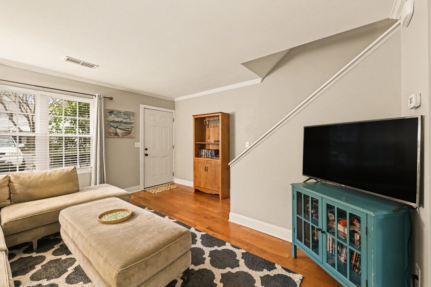 Building Photo - 507 Stinson Dr