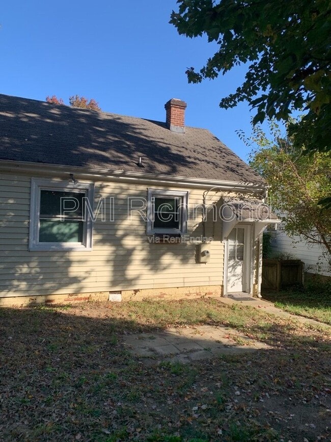 Building Photo - 2705 Dellrose Ave
