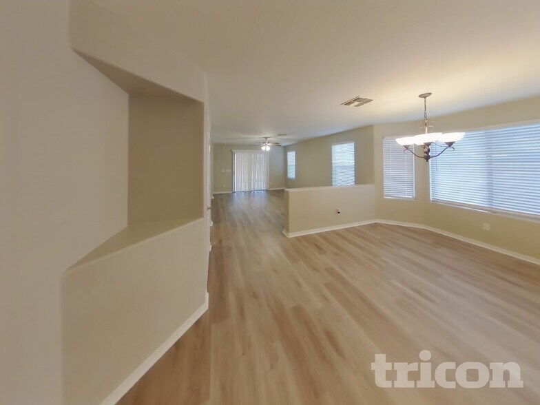 Building Photo - 25760 W Valley View Dr