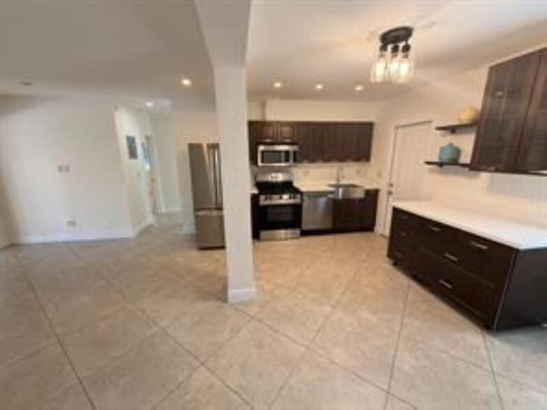 Building Photo - 2018 NE 14th Ct