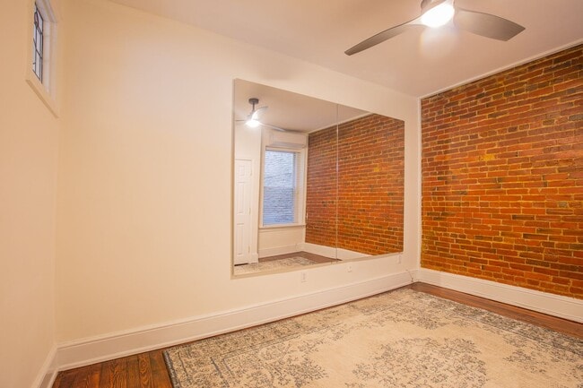 Building Photo - Stunning 2 BR/2 BA Condo in Dupont Circle!