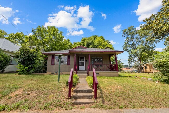 Building Photo - Beautiful 3 Bedroom 2 Bathroom