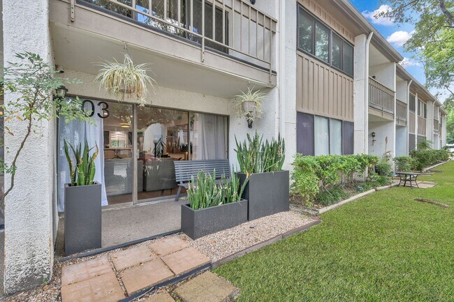 Building Photo - 12100 Melville Dr