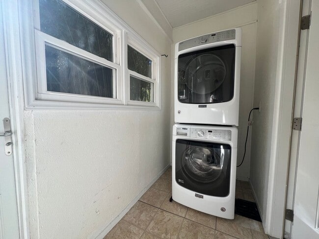 Building Photo - 2 bed and 1 bath house in Tree Streets Neigborhood.