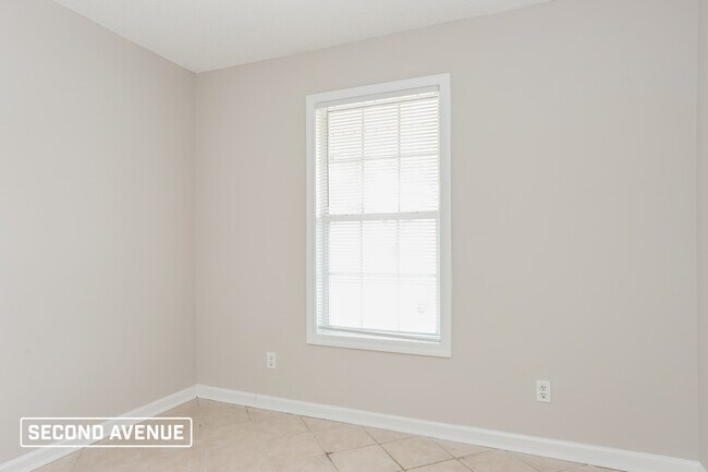 Building Photo - 1402 N Hampton Dr