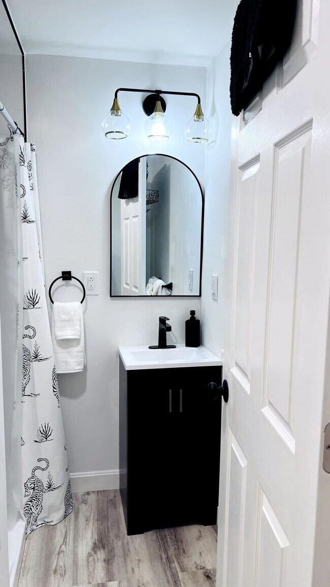 Building Photo - 21 Bullocks Point Ave