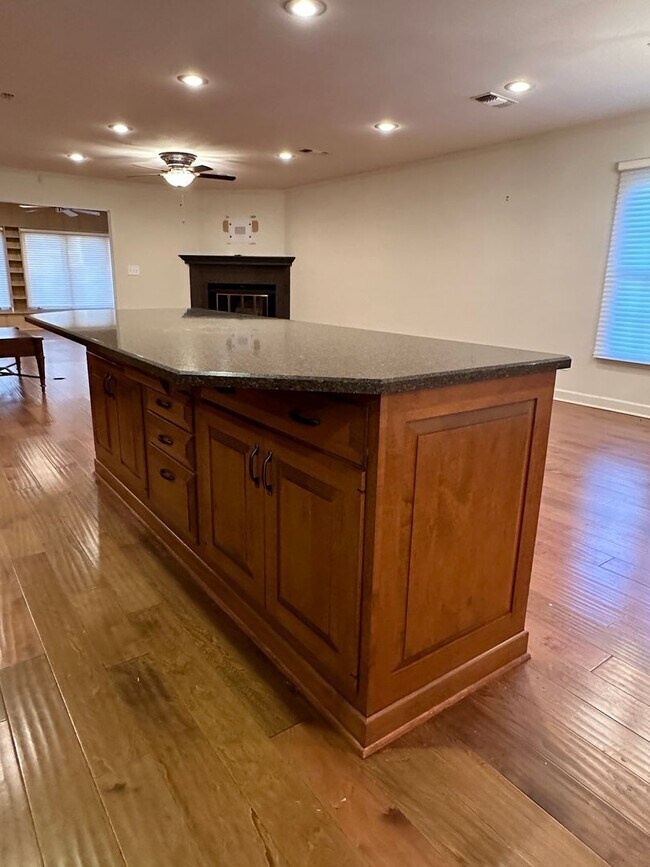 Building Photo - Fully Updated Executive Rental - FREE MONT...