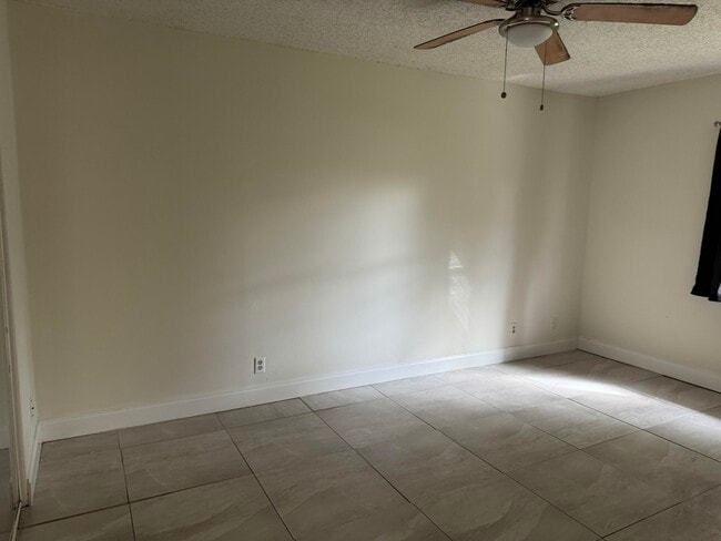 Building Photo - 1015 Staghorn St