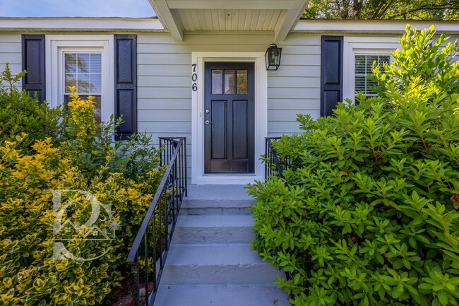 Building Photo - RENOVATED THREE BEDROOM IN ROSEWOOD