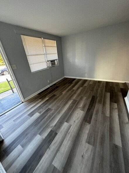 Building Photo - 1305 W 6th St