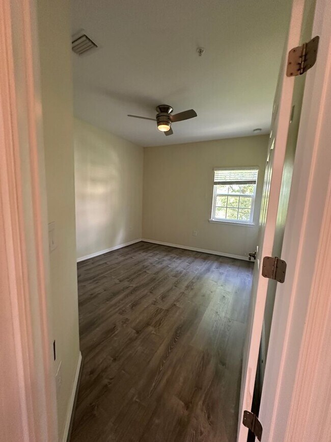 Building Photo - 3/2/2 Town Home Style Condo at Maintenance...