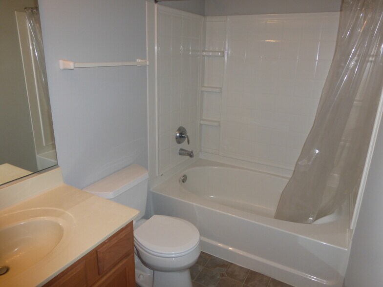 Building Photo - 914 Clover Ln