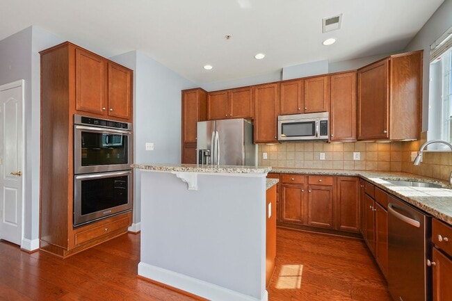 Building Photo - 3 BEDROOM, 4 BATHROOM TOWNHOME AVAILABLE MARCH 15th SUMMERFIELD RESIDENCES AT VICTORY PROMENADE!