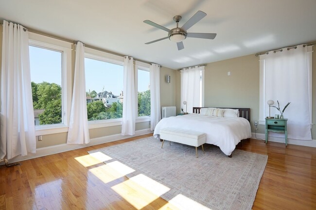 Building Photo - Sunny, Spacious, & Spectacular