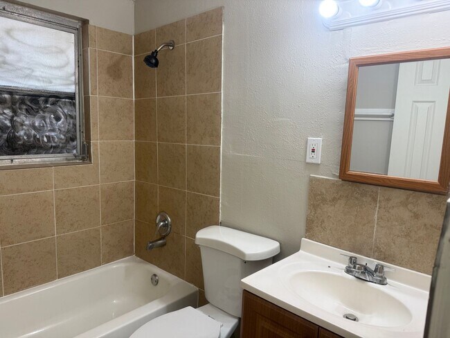 Building Photo - Palmetto Gardens 2/1 duplex