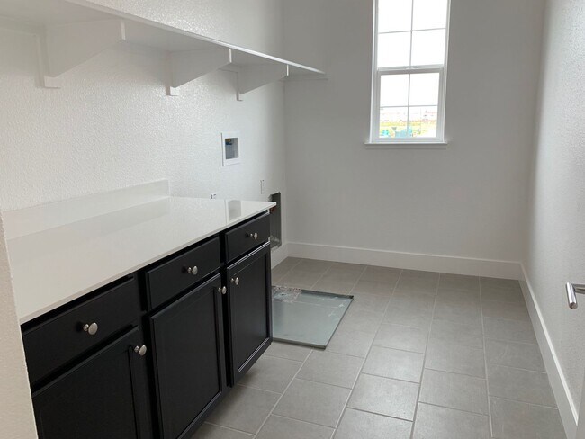 Building Photo - Large Executive home with tons of upgrades.