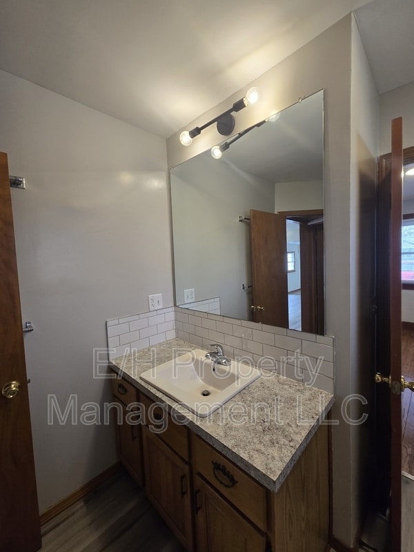 Building Photo - 526 N Martinson Ave