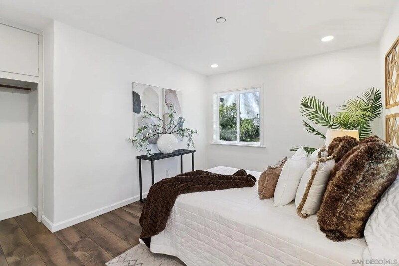 Building Photo - 118 W 8th Ave