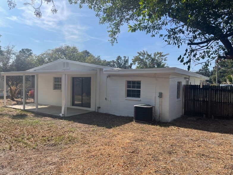 Building Photo - 10935 N 14th St