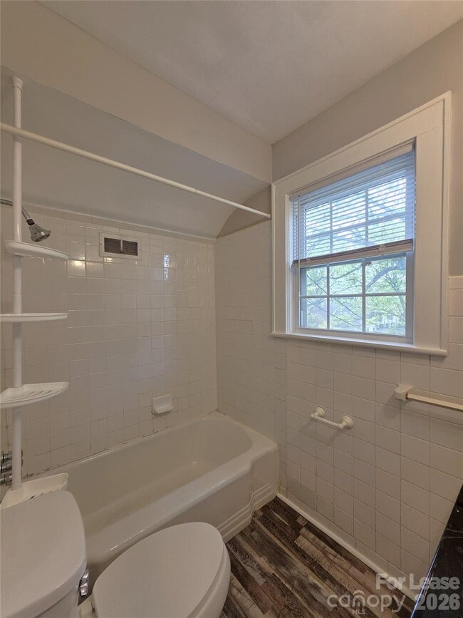 Building Photo - 754 Montgomery Ave