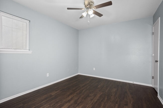 Building Photo - 642 NW Valleybrook Rd