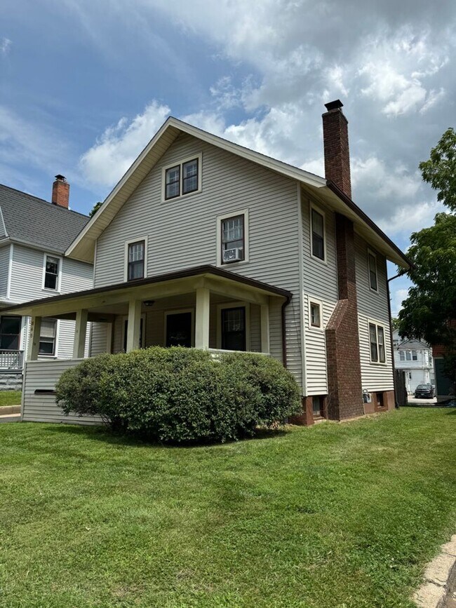 Building Photo - 845 E University Ave