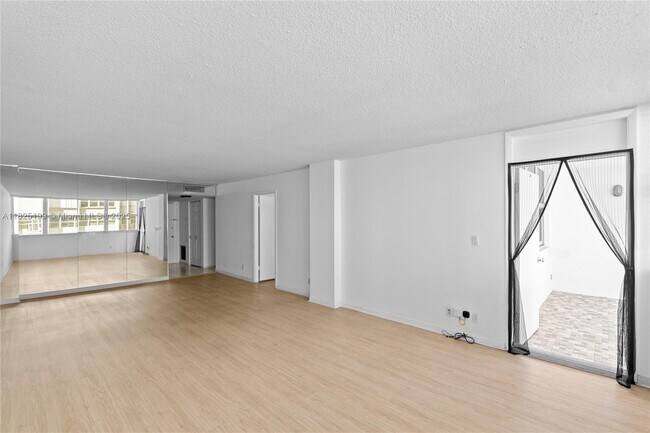 Building Photo - 1410 S Ocean Dr