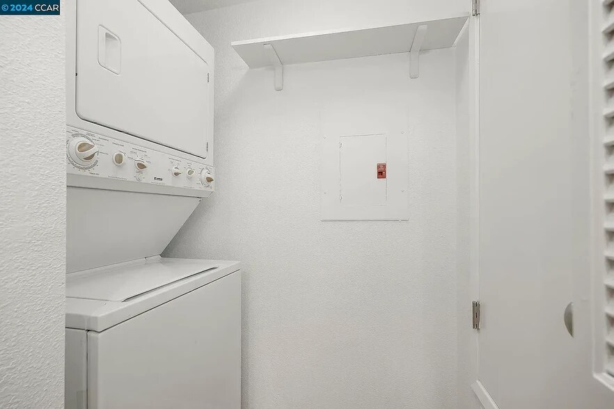 Building Photo - 2530 Oak Rd