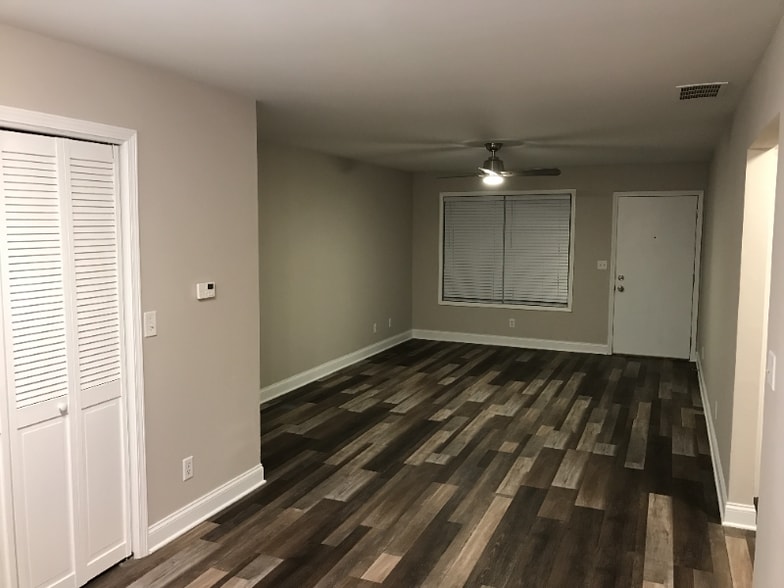 Building Photo - 105 N Elm St