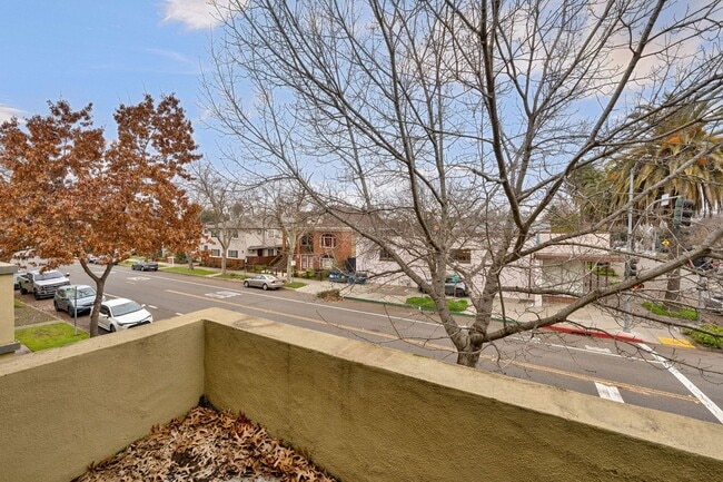 Building Photo - Charming Midtown 1-Bedroom Apartment with Private Balcony and Hardwood Floors!