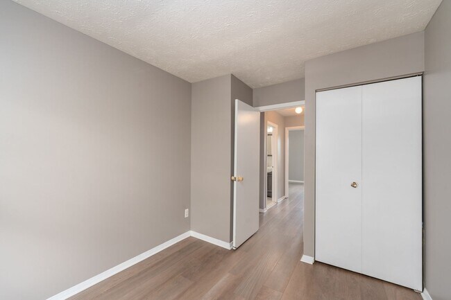 Building Photo - 27 Sylvan Park Ct