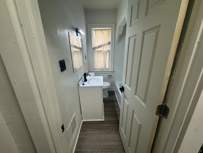 Building Photo - Completely Renovated & Move-In Ready!