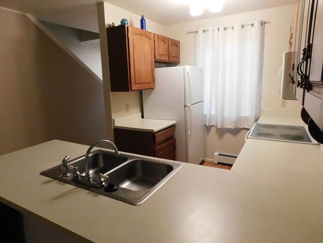 Building Photo - 2 Bed 1.5 Bath Townhome!